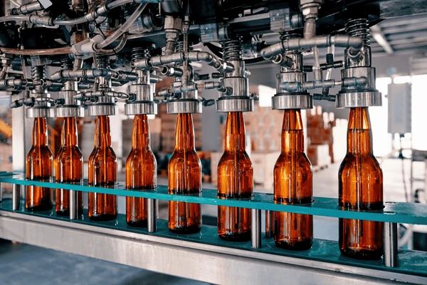 beer-bottles-filling-on-conveyor-600nw-1486607063