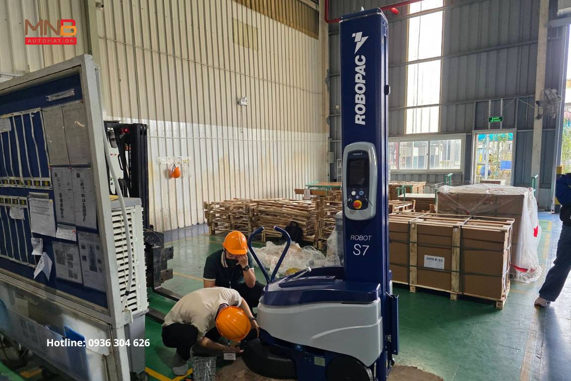 MNB Việt Nam lắp đặt máy quấn màng Robopac Robot S7